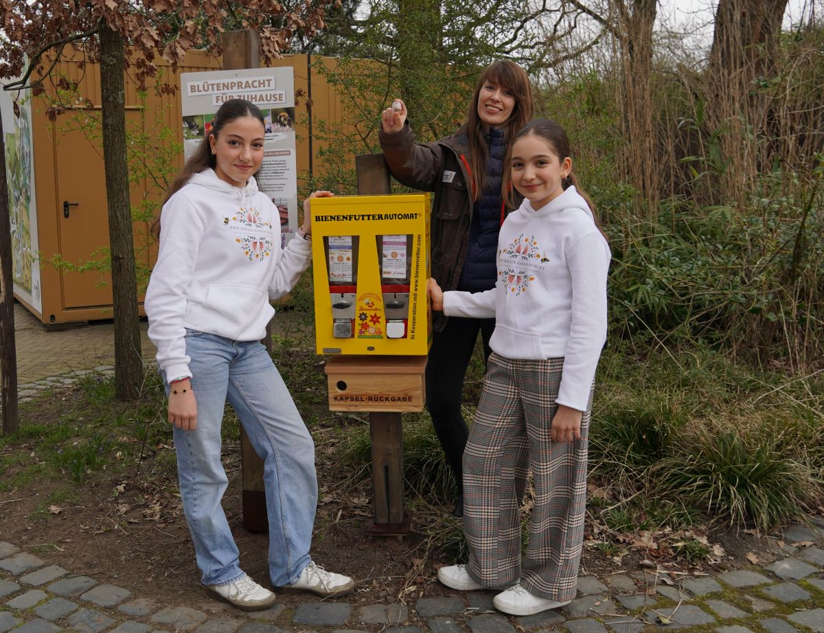 Die Hannover Sisters und Dr. Marlis Dumke beim neuen Bienenfutterautomaten