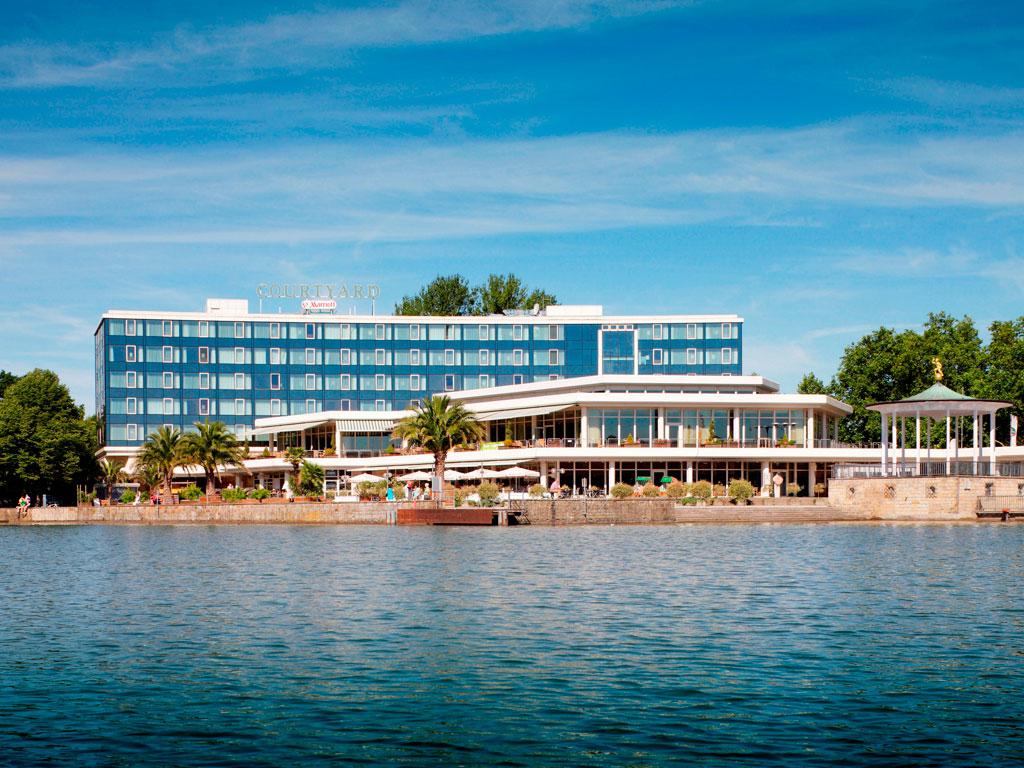 Blick vom blauen Maschsee auf das Courtyard by Marriott Hotel am See-Ufer