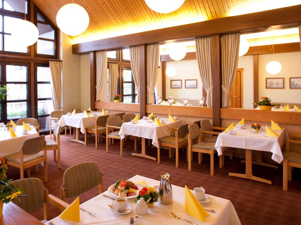 Restaurant im Leine Hotel: Hohe Holzdecke im geräumigen Ess-Saal