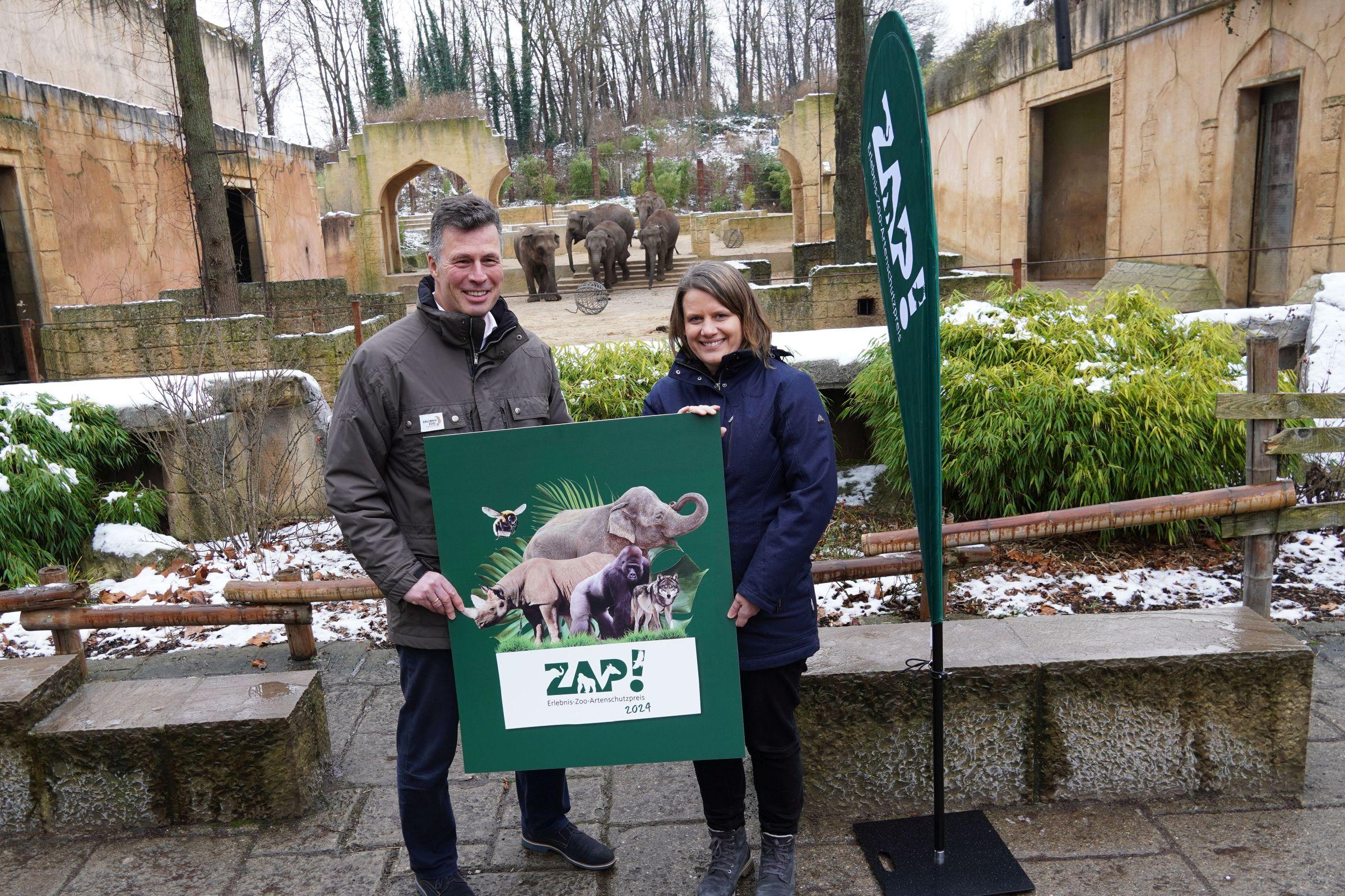 Zoogeschäftsführer Andreas Casdorff und die Nds. Kultusministerin Julia Willie Hamburg stellen den Zoo-Artenschutzpreis ZAP vor