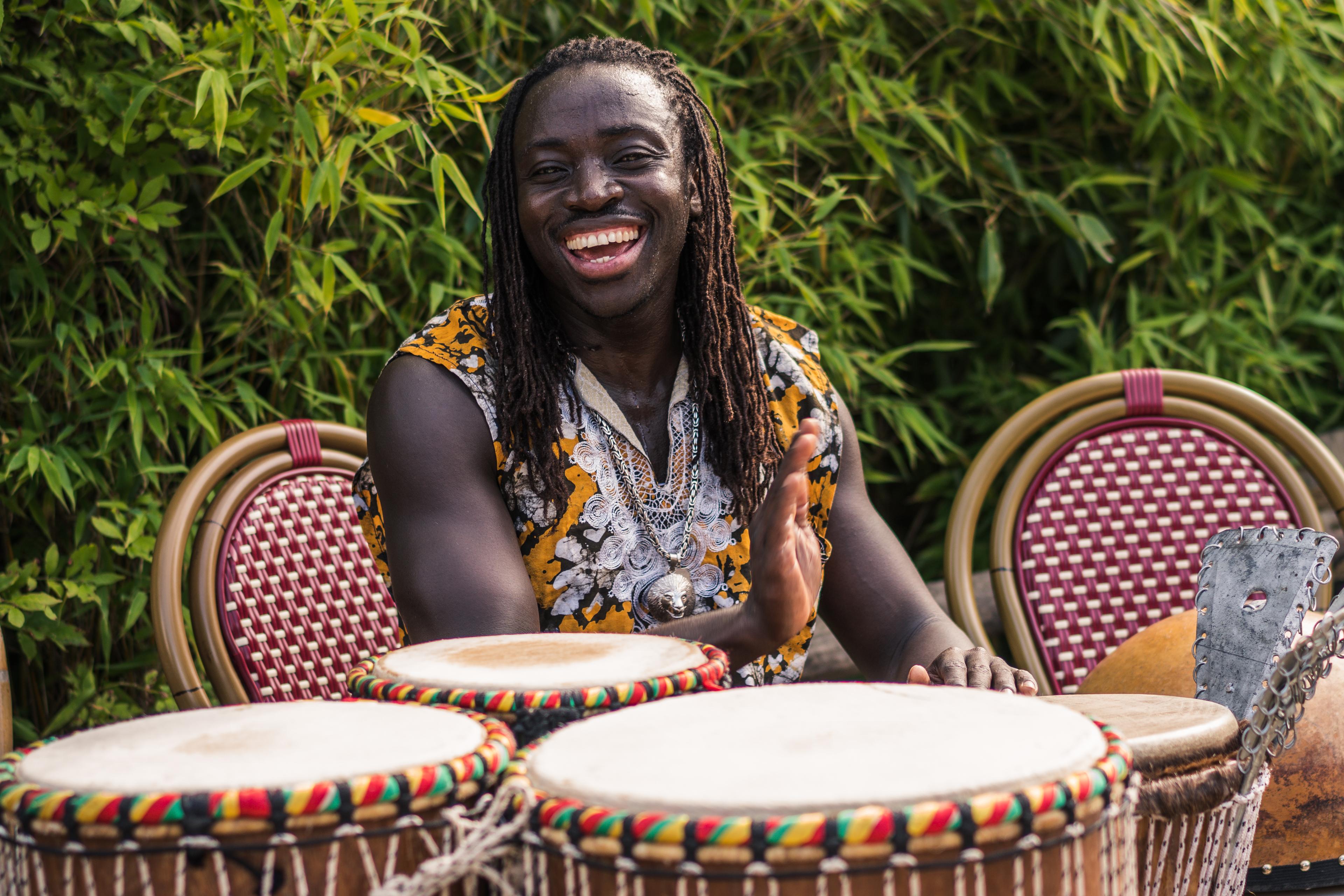 Musiker performt im Café Kifaru für Gäste eines Events im Zoo