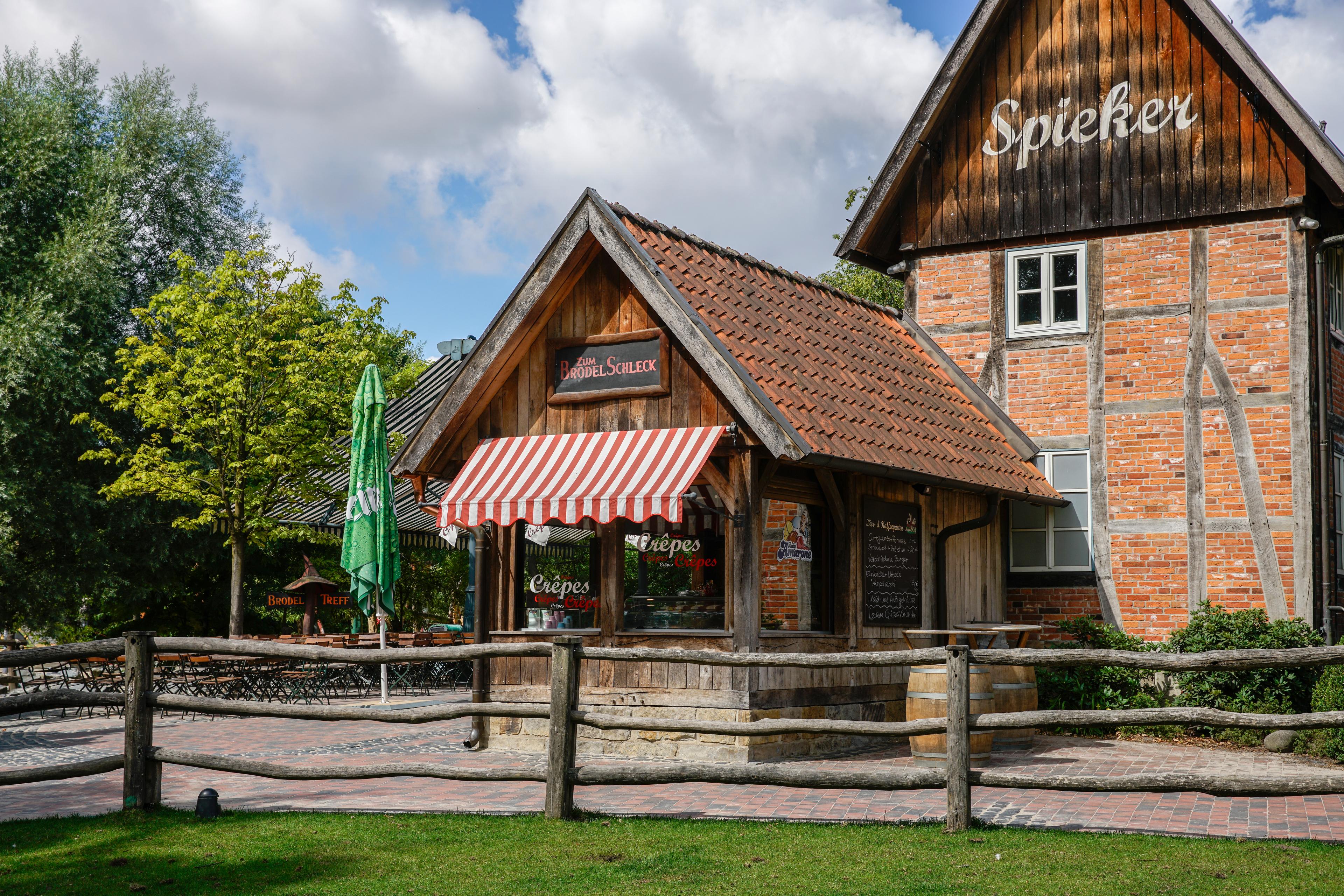 Imbiss "Spieker" eingebettet in authentisch-rustikale Bauernhof-Gebäude