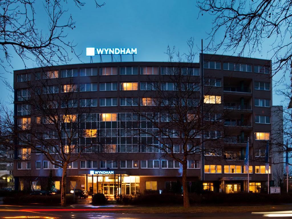 Außenansicht: Beleuchtete Fassade des Wyndham Hotels Hannover bei Nacht