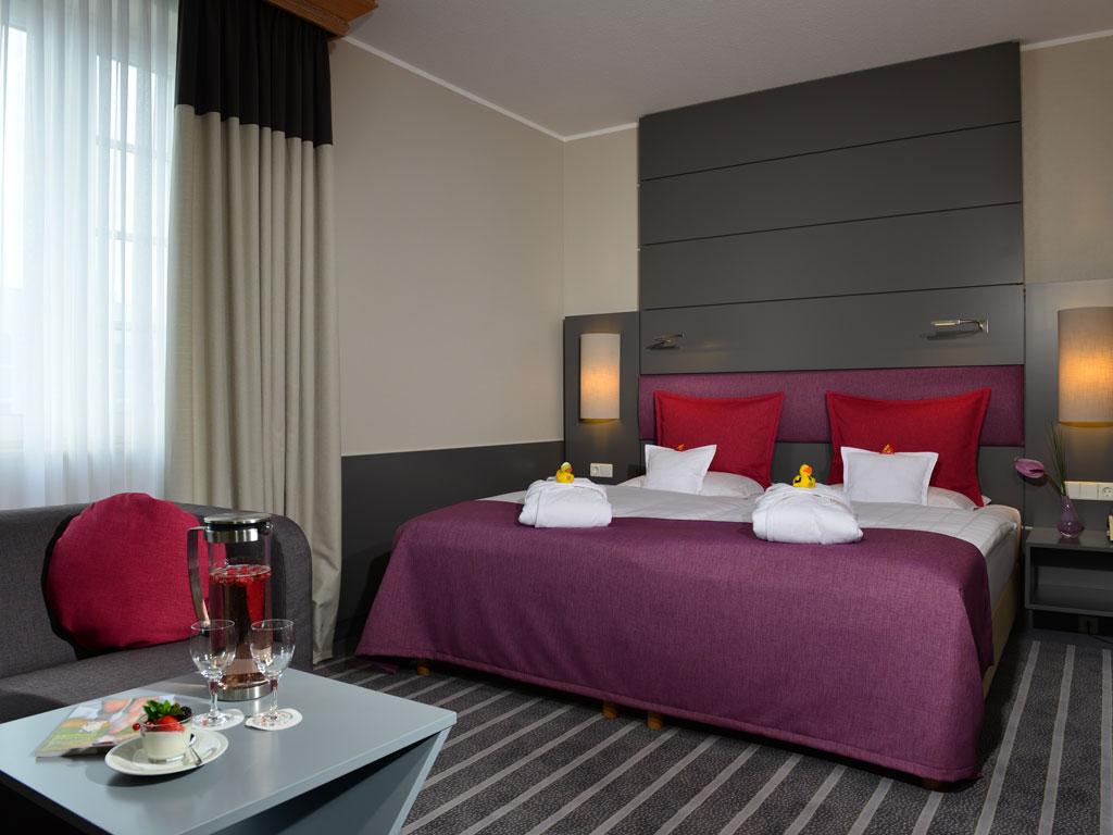 Zimmer im Best Western Premier Parkhotel Kronsberg: Einladend aufbereitetes Bett