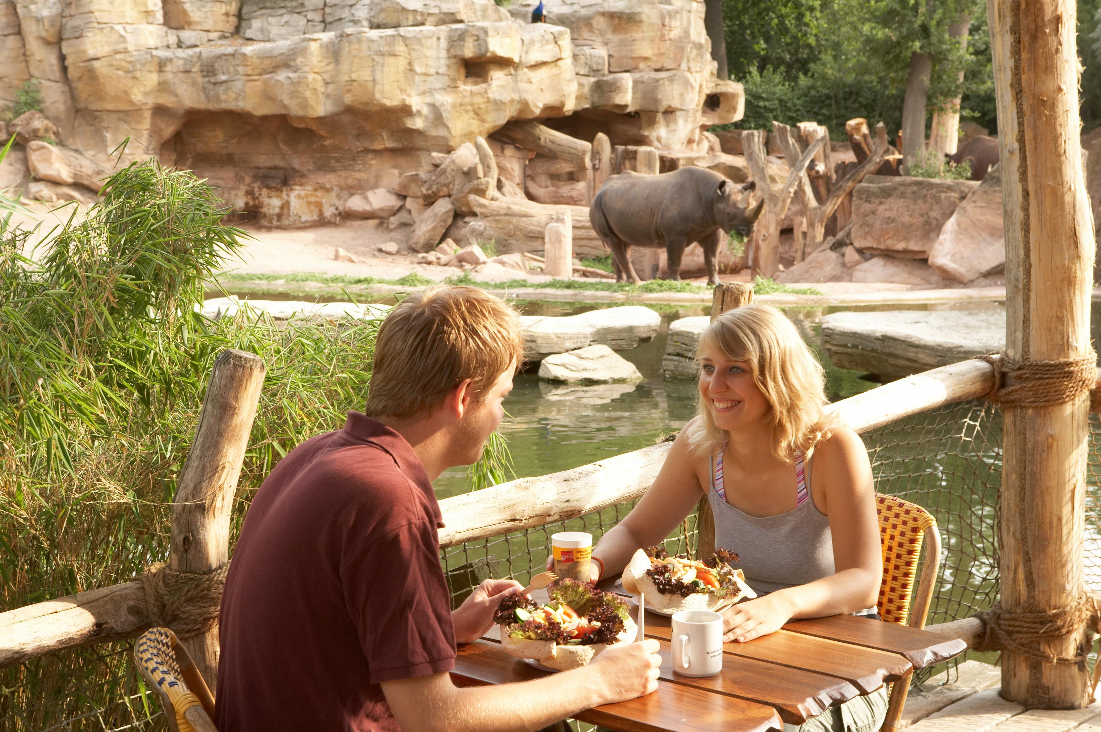 Gäste können am Café Kifaru beim Essen auf die Nashörner schauen