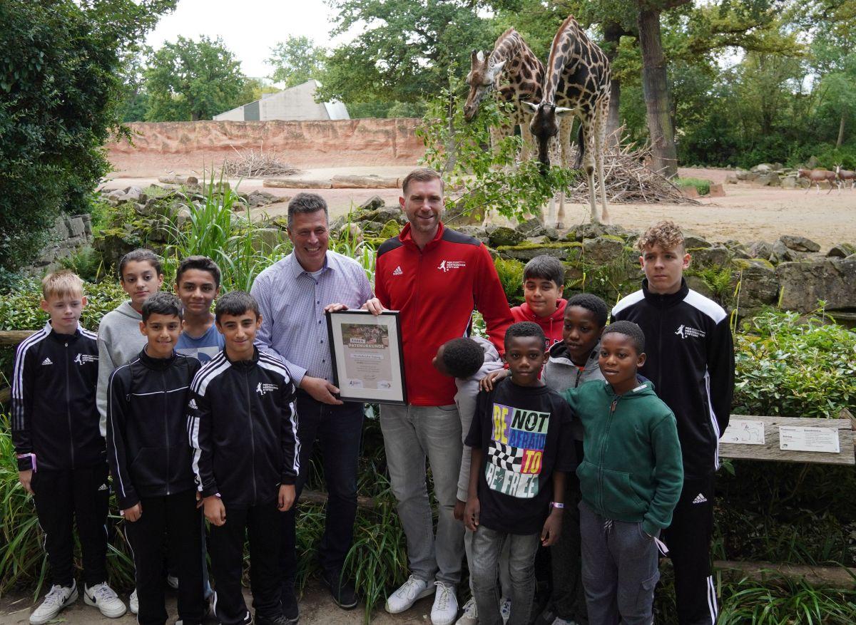 Die Ehrenpatenschaft wurde im Rahmen des Zoo-Besuchs der Stiftungs-Projektgruppen überreicht