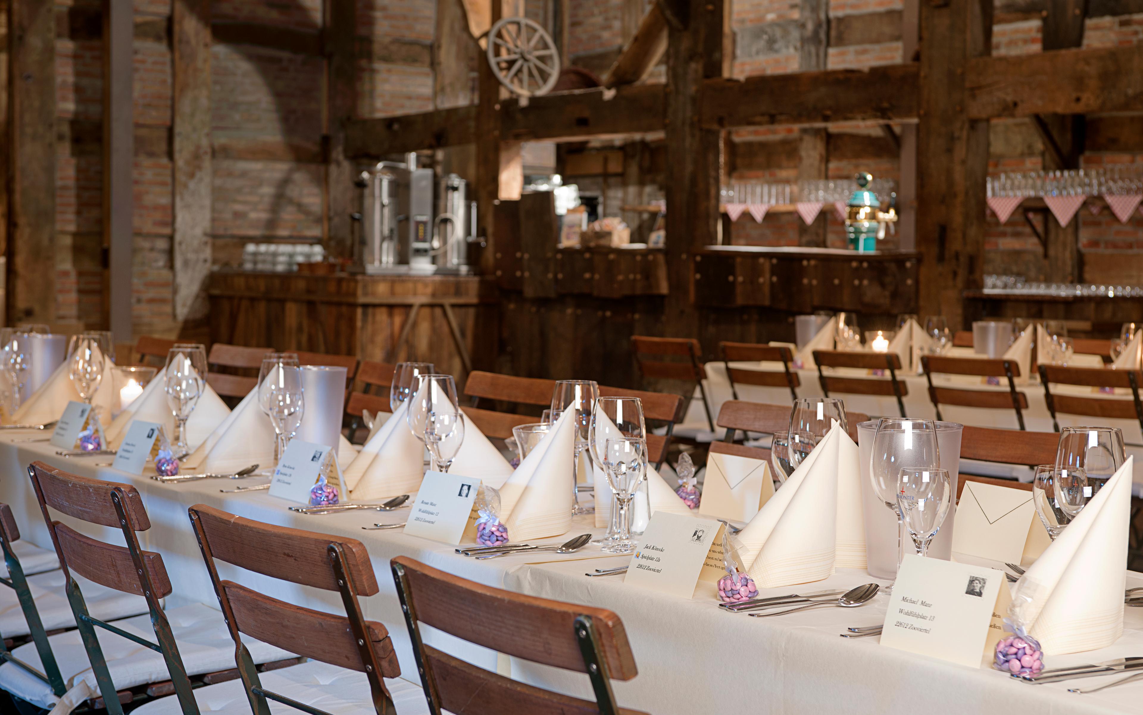Festscheune: Aufwändig gedeckter Tisch für Hochzeit im Zoo