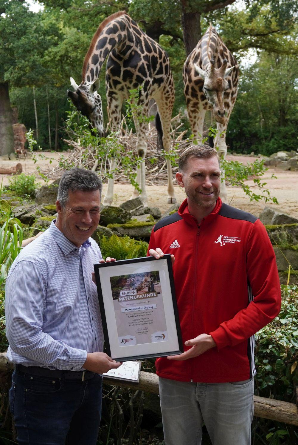 Zoo-Geschäftsführer Andreas M. Casdorff überreichte Per Mertesacker die Urkunde für die Giraffen-Ehrenpatenschaft