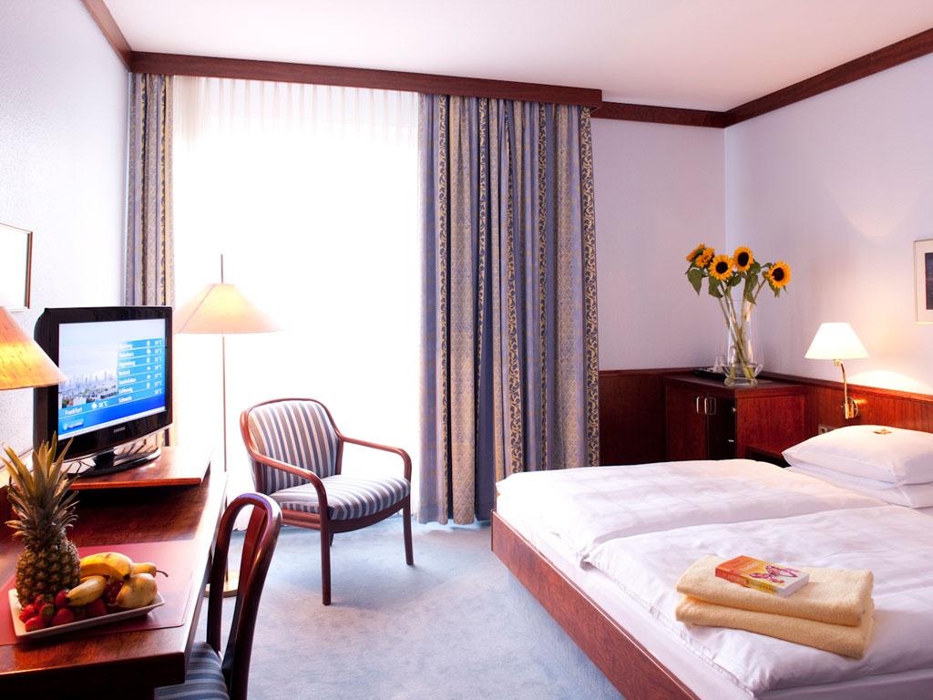 Zimmer im Leine Hotel: Heller Raum mit großem Fenster und ansprechender Einrichtung