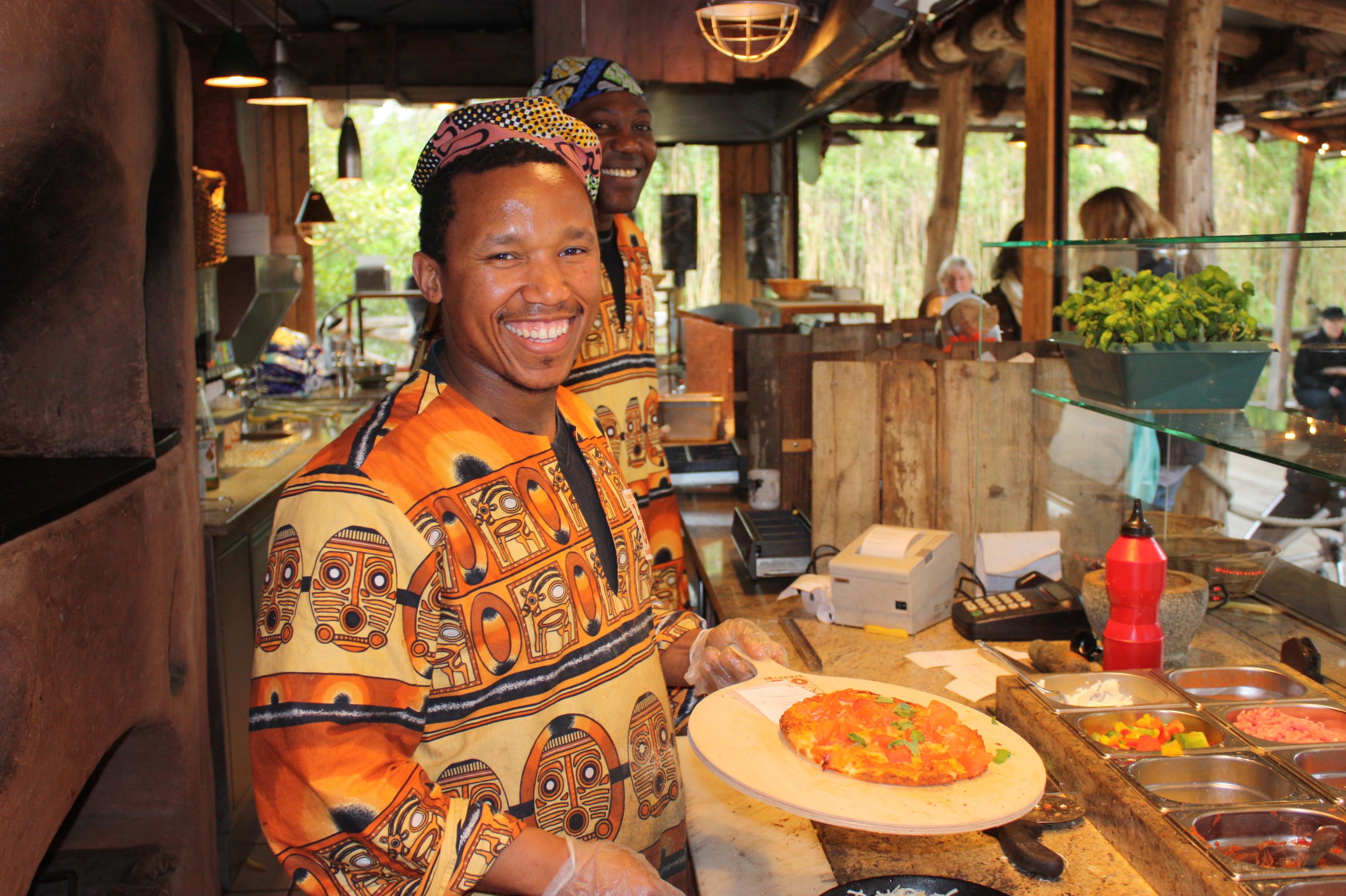 Erfrischung im Café Kifaru: Serviert am Tresen mit Ausblick auf Nashörner