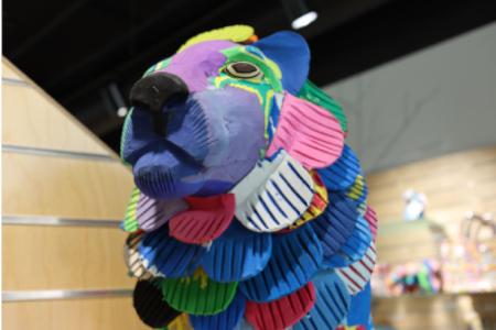 Ein Löwensouvenir aus recyceltem Material im Zoo-Shop
