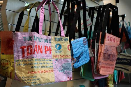 Bunte Taschen von den Philippinen im Zoo-Shop